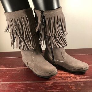 Minnetonka Women's Suede Fringed Grey Boots Size 7